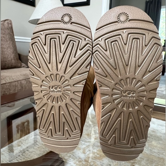 UGG Tan “Cargo” Boot Like New Size 5 - Picture 4 of 8